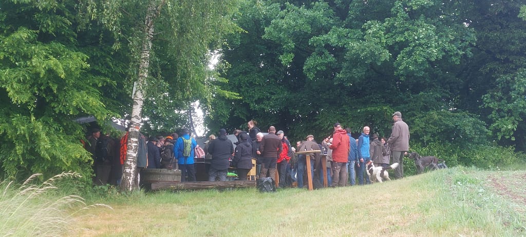 Regenschirm statt Sonnenhut: Einweihung des Naturlehrpfads Bonstapel 18 Zentraler Treffpunkt der Wanderung war der Vereinsplatz der Jägerschaft. Hier gabs Feuchtes für die Kehle und Wildschweinbratwurst.