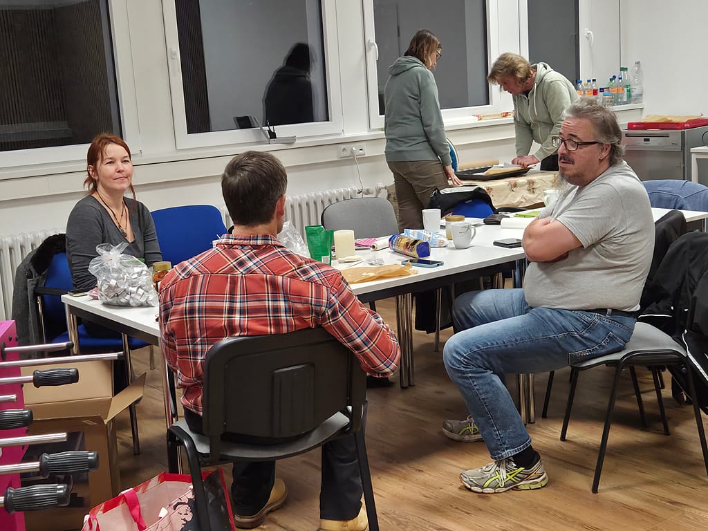 Von der Theorie direkt an die Wabe: Herfords neue Imker-Generation startet durch! 10 20251103 170549