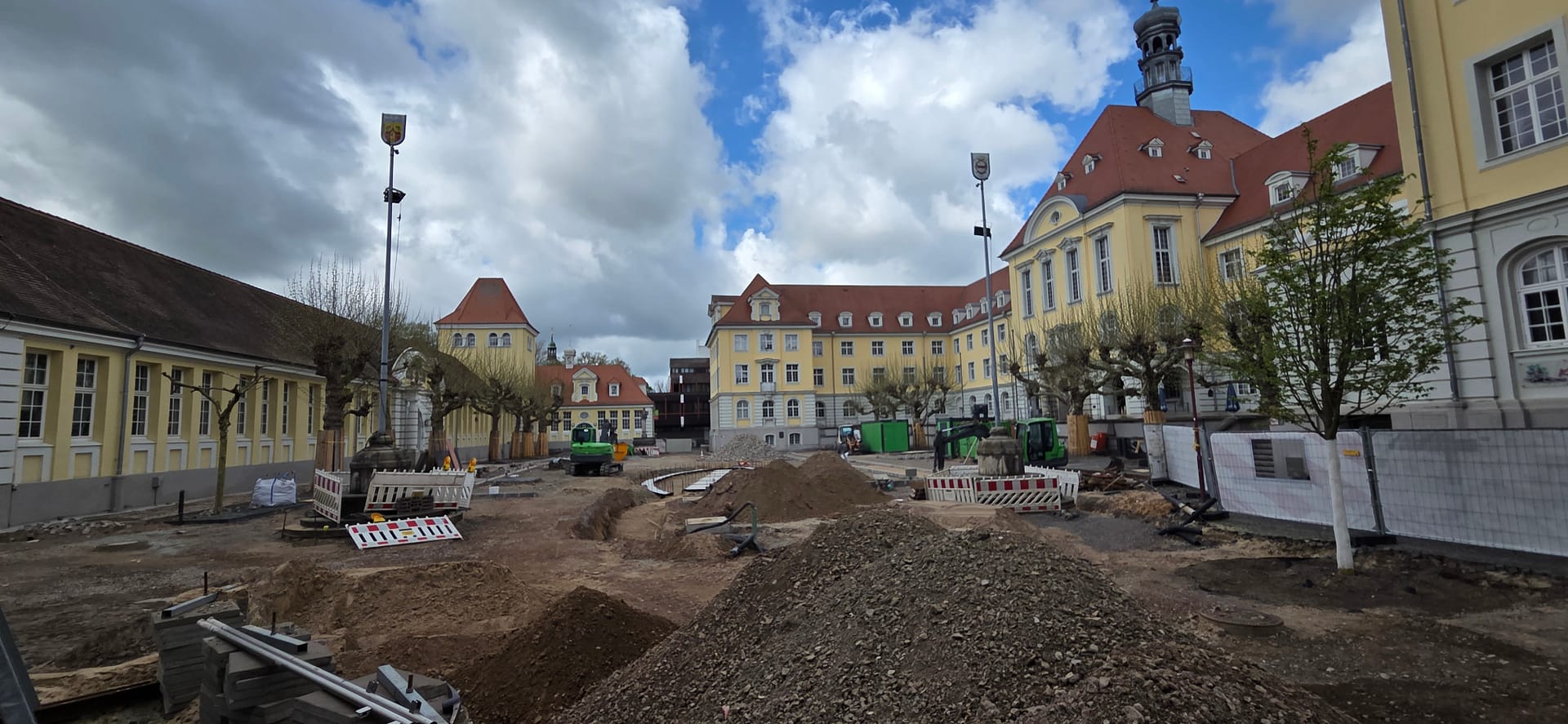 Von Äbtissinnen, „schwarzen Steinen“ und flüssigem Gold: Eine Zeitreise durch Herford 20 Eine Großbaustelle auf dem Rathausplatz in Herford mit Schutthaufen, Baggern und Absperrungen vor dem historischen Rathausgebäude.