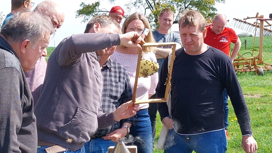 Von Bio-Genuss bis Waben-Check: So feiert Herford das Imker-Handwerk am 1. Mai 13 1.Maitreffen 12 1